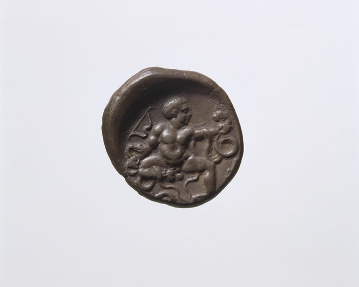 Antik sølvmønt fra Theben, med barnet Herkules i kamp med slangerne, K 304