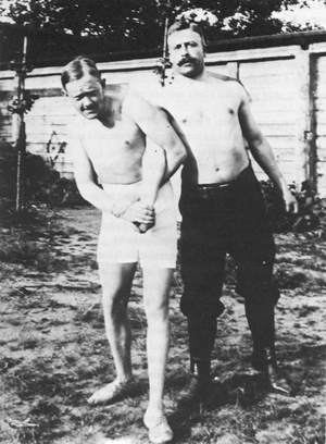 Foto af Kai Nielsen (1882-1924) og hans lærer i brydning, A. Reiter. Ca. 1906-1907