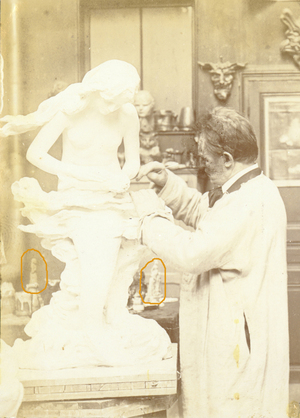 Niels Hansen Jacobsen i sit atelier i Paris. Ca. 1901. I baggrunden kan man skimte to bozetti til Modersmålet